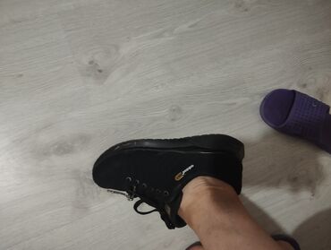 Кроссовки и спортивная обувь: Пара черных кед Converse All Star с белыми шнурками и белыми — 4