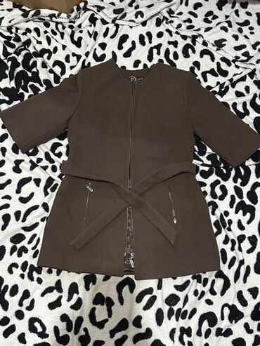 Dəstlər, kostyumlar: İkinci el paltarlar Məhsul: 2 ədəd üst geyimi dəsti 1) Qolsuz qadın — 5