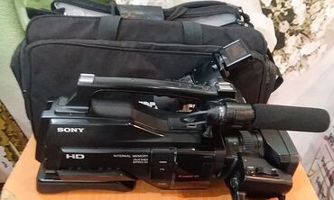 foto çanta: Seliqeli və az işlənmiş kameradir uzerinde işıq batareya adapter