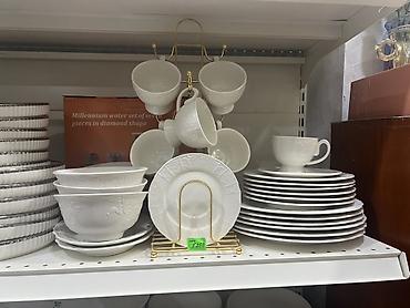 dish sets: Белый сервиз из тонкого фарфора с рельефным узором. Состав и — 2