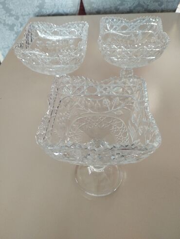 купить вазу из цветного стекла: Вазы для конфет, в отличном состоянии,в наличии 10 шт
250с за 1 шт
