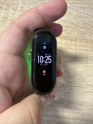 переходник для айфона 7: Фитнес-браслет mi band 5 с черным ремешком. Зарядное устройство в