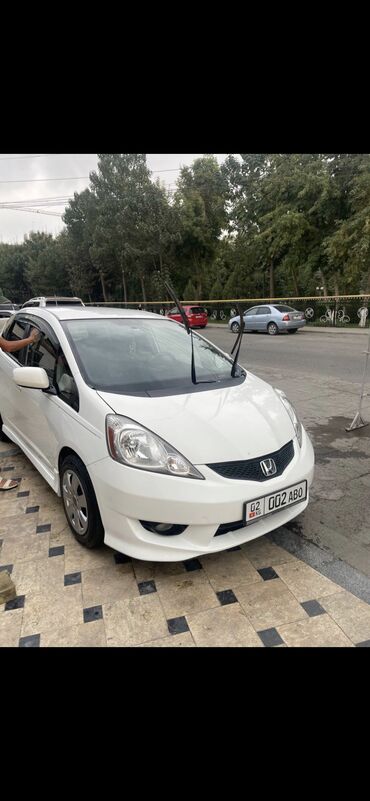 вариант на фит: Honda Fit: 2011 г., 1.5 л, Вариатор, Бензин, Седан