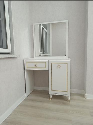 putlu maşın: Ağ rəngli makiyaj masası və güzgü dəsti. - Minimalist dizayn, qızılı — 1