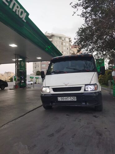 Kranlar: Bu ağ rəngli evakuator, təcili yol yardımı və avtomobil daşınması üçün