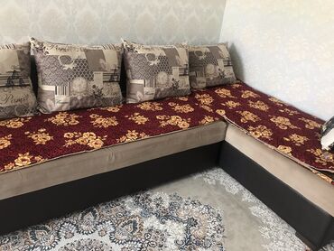 1 комната с мебелью полностью: Угловой диван, цвет - Коричневый, Б/у