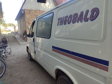 домик на колесо: Белый минивэн Ford Transit с синей и красной полосой вдоль борта