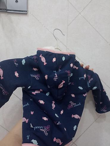 Верхняя одежда: Her ikisi 15 manat Vitrofka ve jaket . jaket iki üzlüdur. her ikisi de — 5