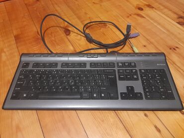 Monitorlar: Bu, multimedia funksiyalarına malik, qara rəngli, simli klaviaturadır