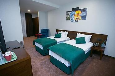 yeni əmlak: Otel satllr. İnqlabda Dord mərtəbəli 1700 kv 30 otagll Otel satllr — 3