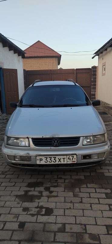 зимний: Volkswagen Passat: 1990 г., 2 л, Механика, Бензин, Универсал
