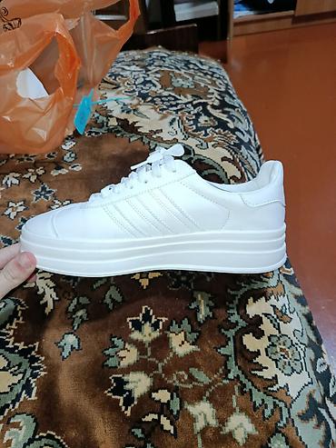 ağ krasovka: ADIDAS AYAQQABI 41 NOMRE. Məhsul: Ağ rəngli idman ayaqqabısı – — 2