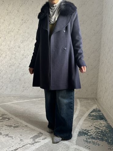 широкий ремень: Женское полупальто из тёмно‑синего плотного сукна с объёмным меховым at lalafo.kg широкий ремень: Женское полупальто из тёмно‑синего плотного сукна с объёмным меховым