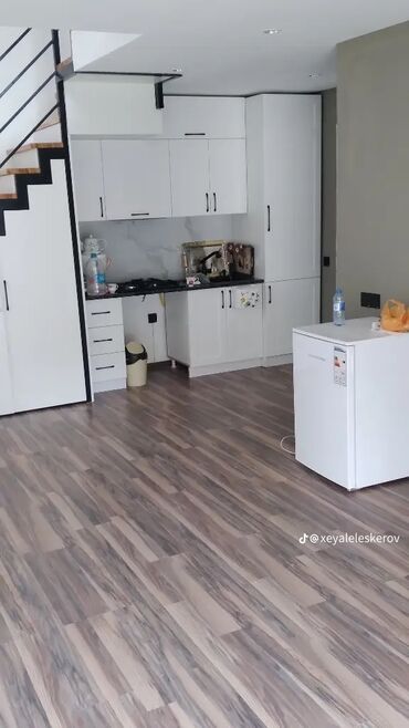 Сковородки: Rayonun mərkəzindən 5-6 dəqiqəlik aralıda meşənin kənarında