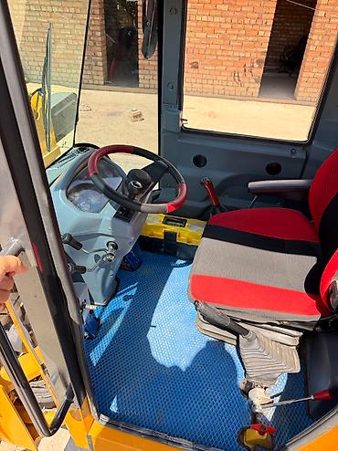 Фронтальные КУНы: Фронтальный погрузчик — Китай. 2025 год. Ковш 2,2 см³. Управление — — 20