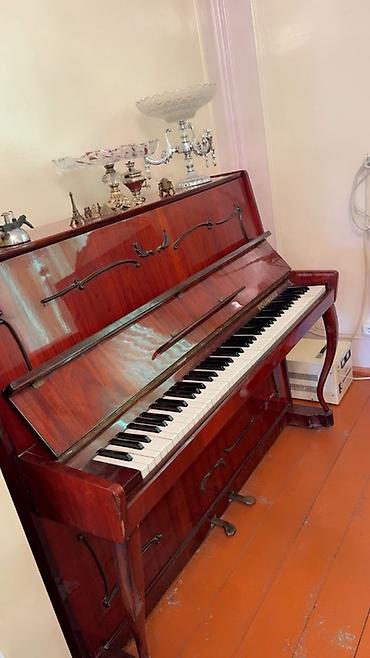 Пианино: Upright pianino – klassik dizaynlı, taxta korpuslu, qırmızı-qəhvəyi — 2