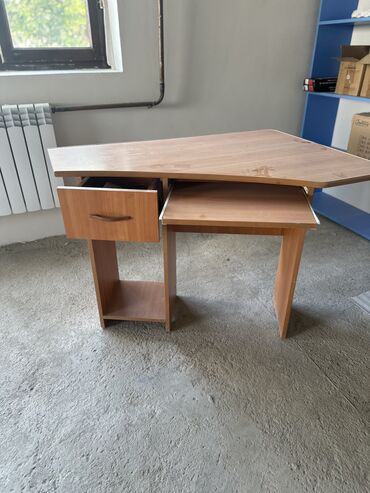 кухонные мебель: Компьютерный стол угловой Качество хорошее Отлично подойдет для