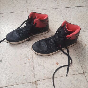 Women's Sneakers and athletic shoes: Cene 500 i 800 din
bele 1000 din — 2