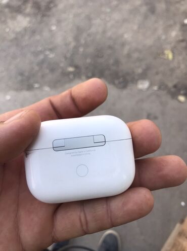 одиночный наушник: Беспроводной кейс для наушников Apple (форм‑фактор AirPods Pro) -