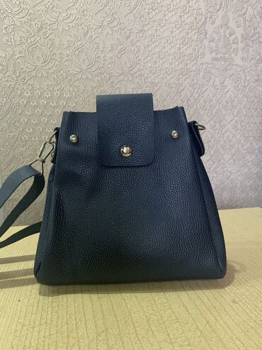 женские кожаные сумки: Сумка маленькая убодная . В синем цвете . Материал качественный. В
