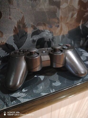 ucuz konsol: PlayStation 3 üçün qara rəngdə, simsiz idarəetmə pultu. Tam funksional