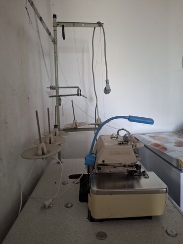 станок для плазменной резки чпу: Промышленный оверлок Shunfa на столе со стойкой под нити и мотором -
