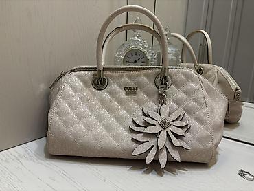 gues: GUESS orijinal qadın çantası - Model: Top-handle bauletto tipli əl — 1