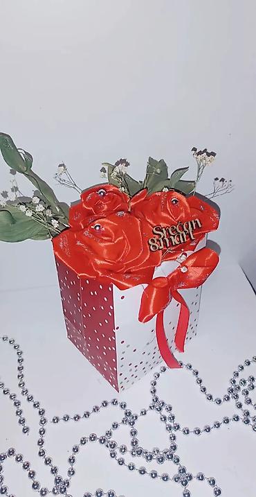 Praznična dekoracija: Dekorativna rođendanska kutija – aranžman - Poklon-kesa/kutija u — 6