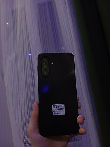 realme c71 qiymeti: Smartfon – qara rəng, nazik və yüngül korpus. Xüsusiyyətlər: - Arxa — 1