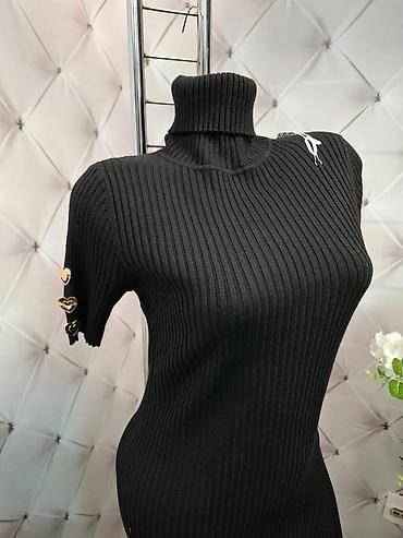 Haljine: Rebrasta pletena haljina sa poludolčevitom - Kroj: uska, midi dužina — 1