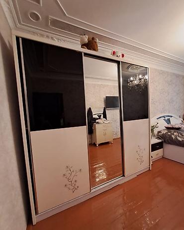 şkaflı ütü stolu: İşlənmiş, 3 qapılı, Güzgülü, Ağ, Kupe, Düz dolab — 2