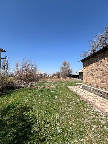 Продажа коттеджей и домов: Продаётся дом в центре села Кунтуу. Общая площадь 65м2. Участок 18 — 9