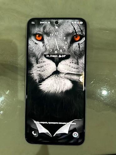 Smartfon – tam ekranlı dizayn, mərkəzi “punch‑hole” ön kamera kəsiyi -