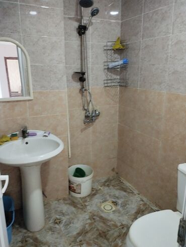 подвесные потолки для ванной: Mənzildə sanitar qovşaq və eyvanlar - Sanitar qovşaq: divardan asma