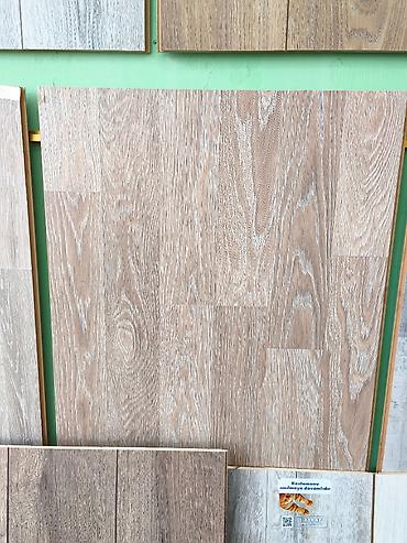 laminant: Ağac fakturalı laminat döşəmə panelləri - Rəng və dizayn: Açıq — 1