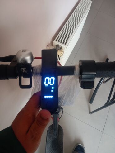 Elektrikli samokatlar: Elektrik skuter - Rəqəmsal LED displey: sürət, batareya səviyyəsi və