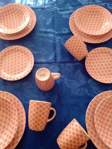 Kompleti posuđa: Servis za 4 osobe sa velikim soljama. Boja je lepa crvena. razlika — 2