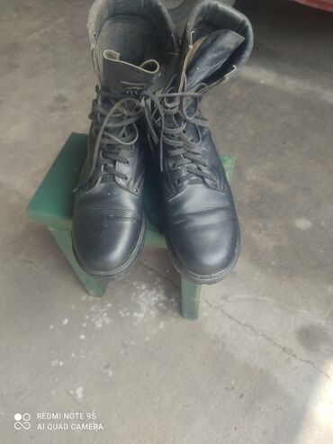 обувь зимние: Берцы, кожа . кыргызстан. одевали один раз размер 44