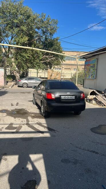 дом на колесах turbo az: Kia Rio sedan – qara rəng, 4 qapı, arxa sxemdə Kia emblemi. Nömrə