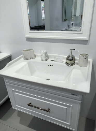 fasad boya renkleri: Ağ rəngli, keramik Çanaq olan, klassik üslubda hazırlanmış hamam