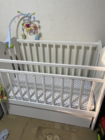 домик из одеял: Продам детский манеж, раскачиваться удобно и комфортно с матрасом