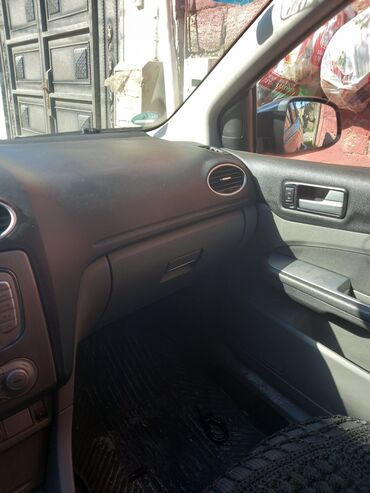 Ford: Ford Focus – universal (kombi) kuzov, qara rəng. Xarici: - Universal — 8