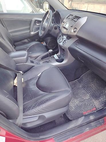 Toyota RAV4 – qırmızı gövdə rəngi, arxa qapıda ehtiyat təkər örtüyü lalafo.az -da Toyota RAV4 – qırmızı gövdə rəngi, arxa qapıda ehtiyat təkər örtüyü
