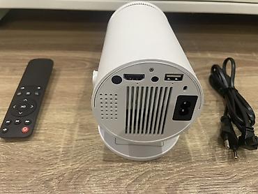 mifi ruter cena: Mini projektor sa daljinskim upravljačem i napojnim kablom. Kompaktan — 2