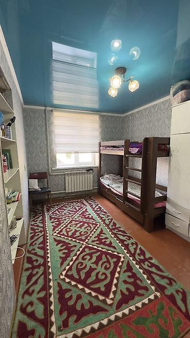 Продажа коттеджей и домов: Дом с участком - Кирпичный дом с двускатной крышей, фасад огражден — 11