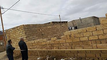 Həyət evləri və villaların satışı: Satılır: daş hasarla əhatələnmiş torpaq sahəsi və həyət evi - Qalın — 3