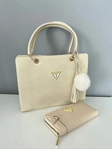 Putni koferi i torbe: GUESS ženska torba + novčanik – set - Elegantan set sastavljen od — 3