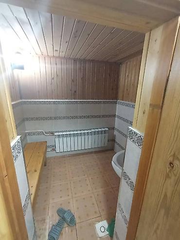 Продажа коттеджей и домов: Дом с двором и навесом - Просторный крытый двор/парковка на плитке — 11