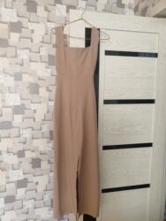 qadın romperləri: Qadın geyimi – midi uzunluqda, bej rəngli zərif don. Xüsusiyyətlər: -