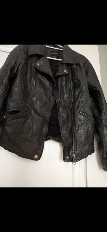 куртка кокон юникло: Кожаная куртка, M (EU 38)